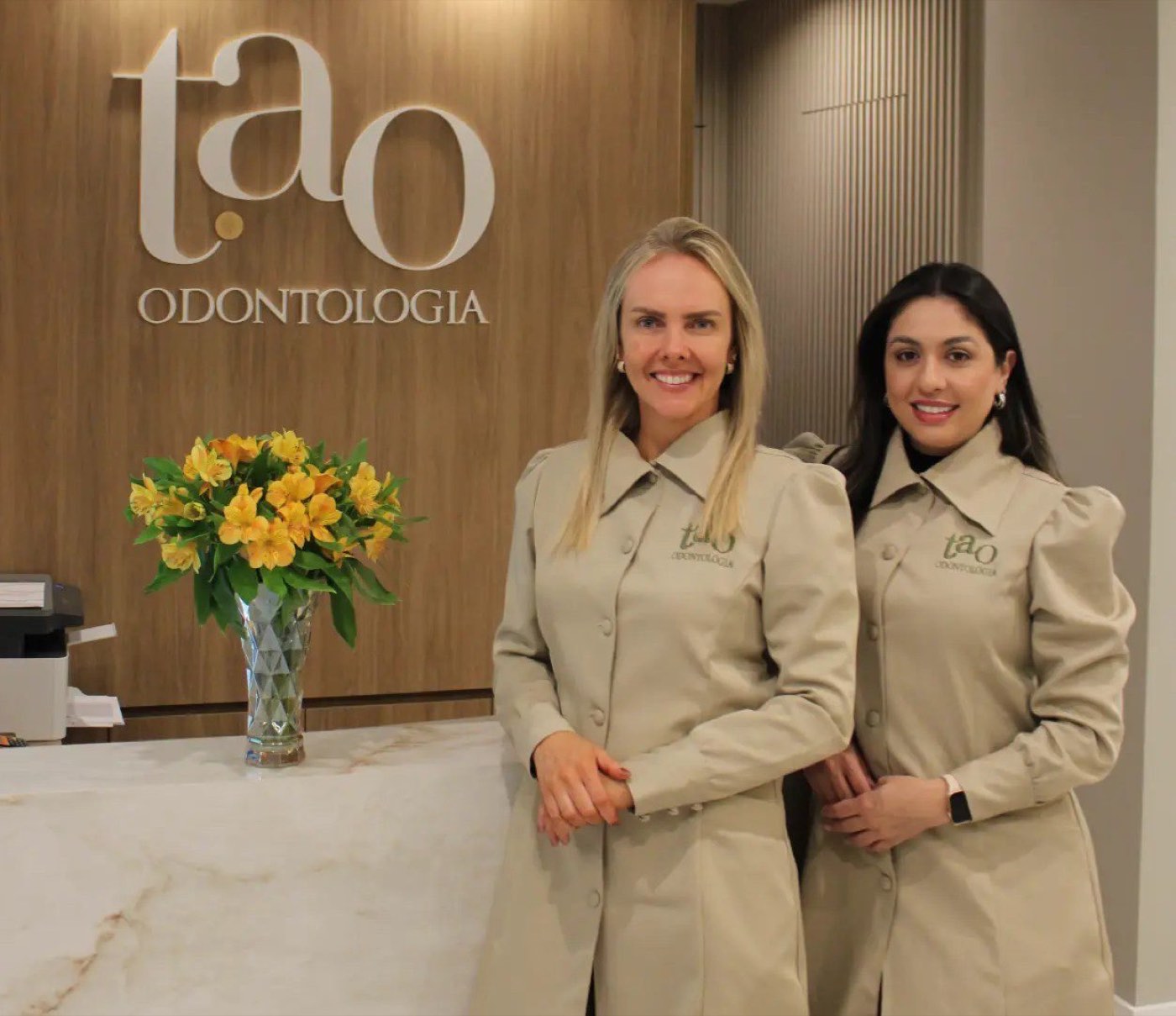Equipe da tao odontologia na recepção da clínica